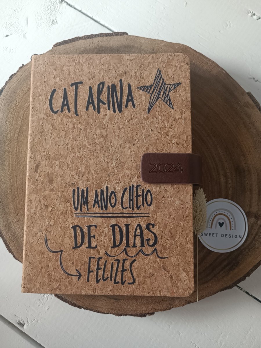 Agenda em cortiça – Um ano cheio de dias Felizes (com nome)