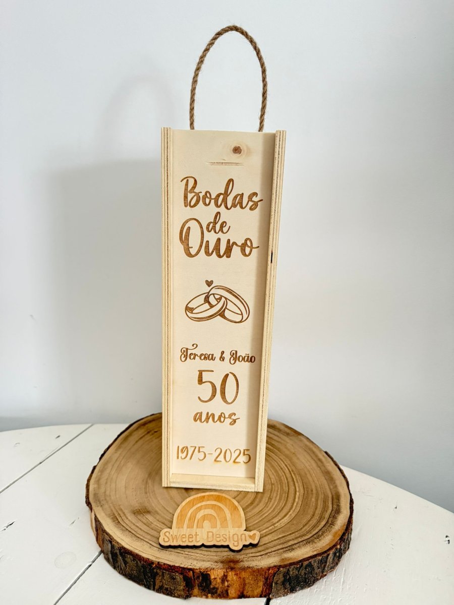 Caixa de Madeira para Garrafa Vinho – Bodas de Ouro (50 – Cinquenta anos com os anos de casamento)