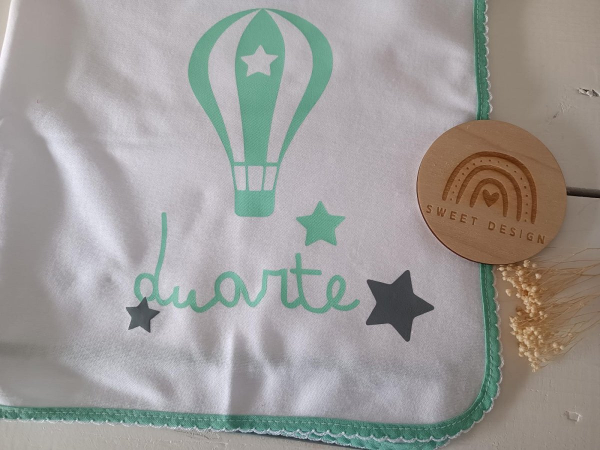 Fralda – Balão de ar verde com estrelas cinzentas e nome