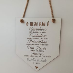 Bandeirola (pendente) – O nosso Pai é Carinhoso, Cuidadoso, Brincalhão, Herói, Sincero. O Melhor do Mundo