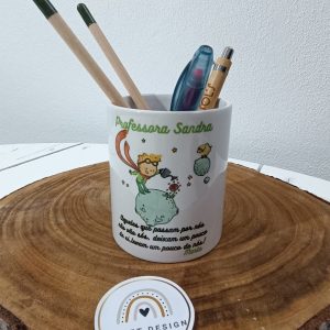 Porta Canetas – O Principezinho – Aqueles que passam por nós não vão sós, Deixam um pouco de si e levam um pouco de nós (Nome Professora e Aluno)