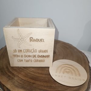 Porta Canetas em madeira – Só um coração grande tem o dom de ensinar com tanto carinho