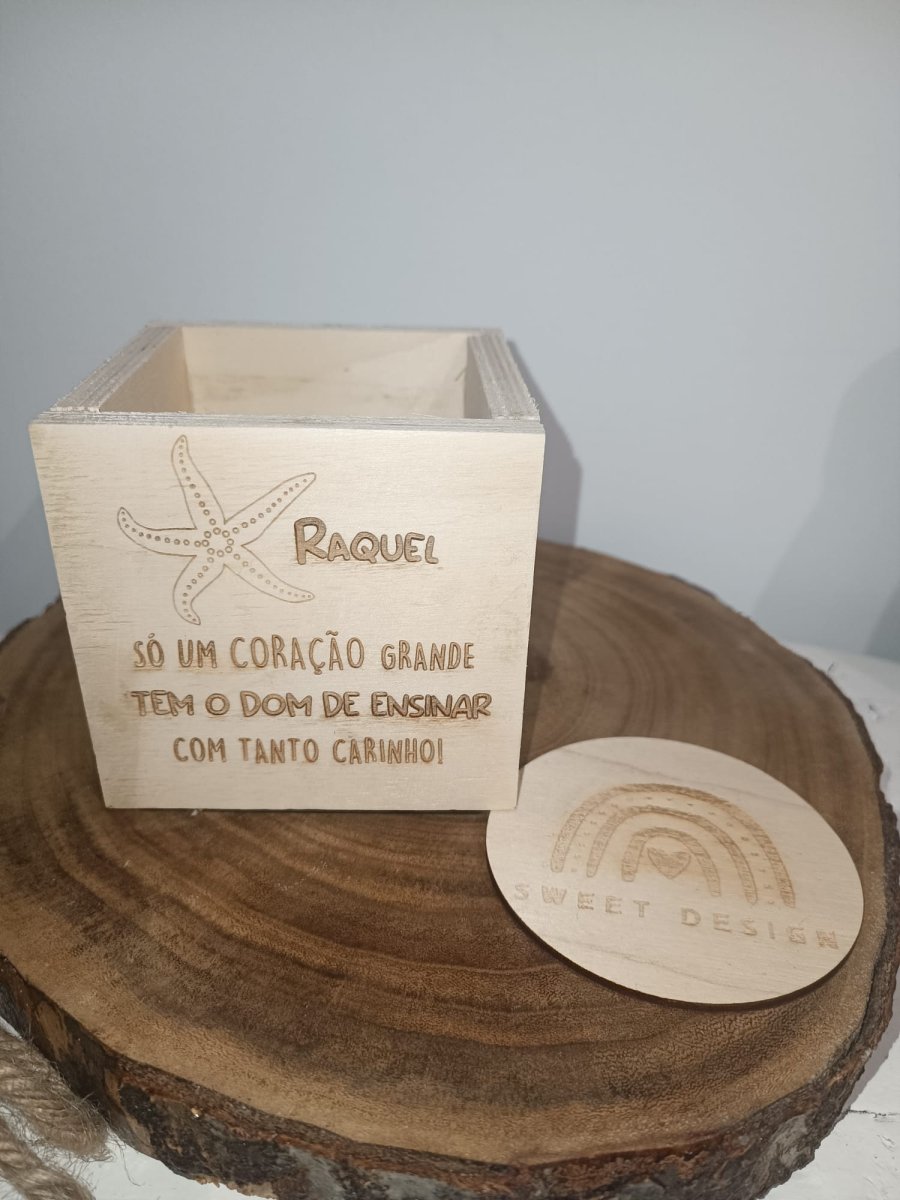 Porta Canetas em madeira – Só um coração grande tem o dom de ensinar com tanto carinho
