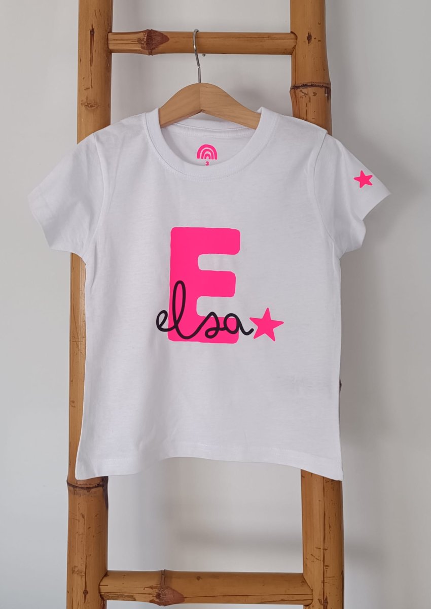 T-Shirt – Nome e Letra inicial do nome (estrela rosa choque)