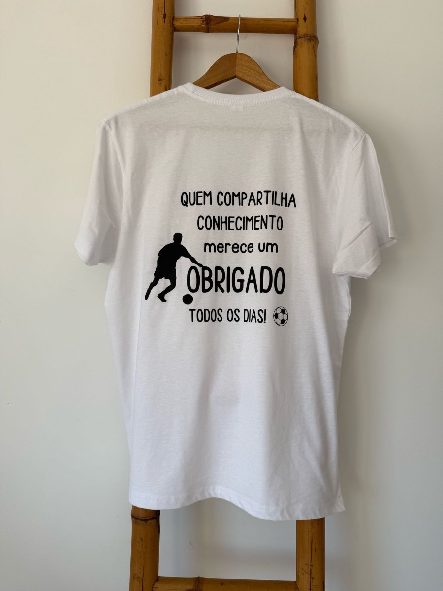 T-Shirt – Quem compartilha conhecimento, merece um obrigado todos os dias (com jogador de futebol)