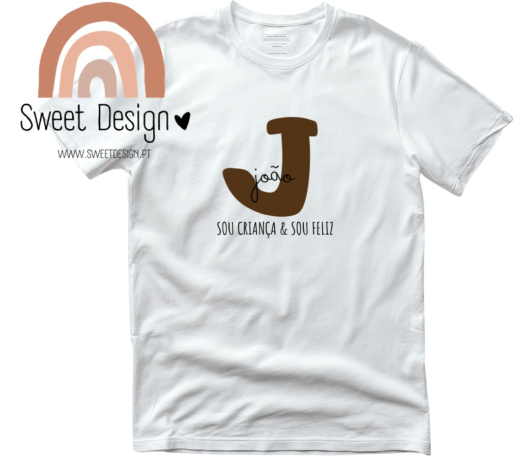 T-Shirt (Dia da Criança) – Sou Criança & Sou Feliz (com iniciais do nome em Castanho) – menino
